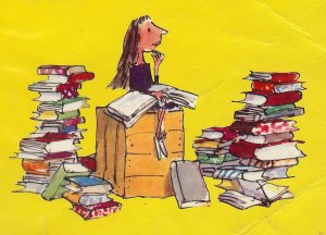 Sentada en una pila de libros